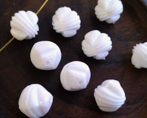 画像1: ヴィンテージ/ドイツ/プラスチック/カットホワイト(2個)