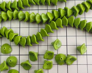 画像2: チェコガラスビーズ/スリーペタルフラワー/オペークグリーン(2個）