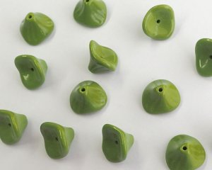 画像1: チェコガラスビーズ/スリーペタルフラワー/オペークグリーン(2個）