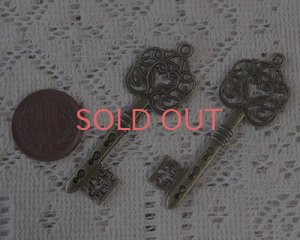 画像2: メタルチャーム/ラージキーH/約62mm(2個)