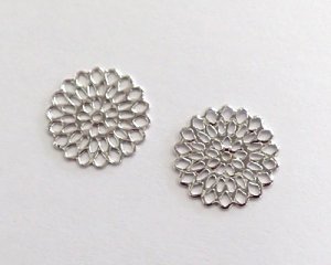画像1: 鉄製透かしパーツ/レースフラワー/本ロジウムメッキ(2枚）