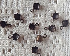 画像1: 4mmスクエア用/ブラスセッティング/クローズドバック/1リング/金古美(1個) (1)