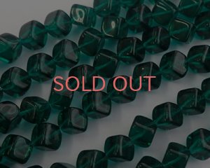画像1: チェコガラスビーズ/ダイアゴナルキューブ/エメラルド/8mm(10個)