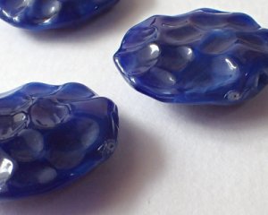 画像2: プラスチックビーズ/バンピーコイン/ブルー/約23mm(2個)