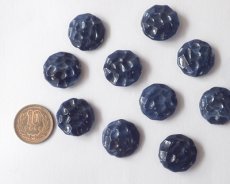 画像2: プラスチックビーズ/バンピーコイン/ネイビー/約23mm(2個) (2)