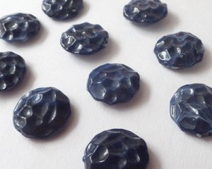 画像1: プラスチックビーズ/バンピーコイン/ネイビー/約23mm(2個)