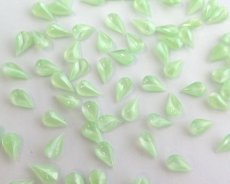 画像1: ヴィンテージ/ドイツ/ガラスストーン/ライトグリーンムーン/8×4.8mm(2個) (1)