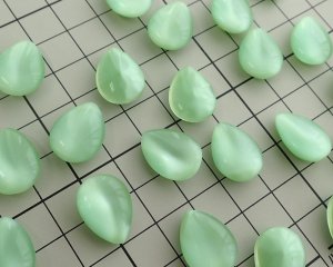 画像2: ヴィンテージ/ドイツ/ガラス/ドロップ/ライトグリーンムーン/18×13mm（1個）