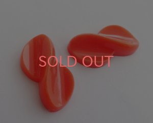 画像1: ヴィンテージ/ドイツ/プラスチック/ひねりカボション/コーラルマーブル(1個）