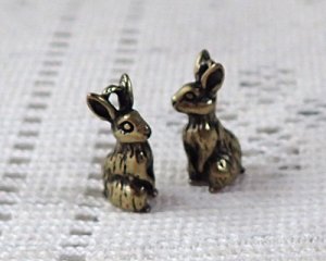 画像1: メタルチャーム/お座りうさぎ/金古美(1個)