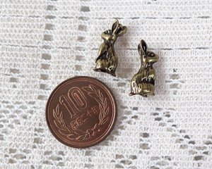 画像5: メタルチャーム/お座りうさぎ/金古美(1個)