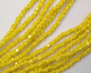 画像1: チェコガラスビーズ/ラスターオペークイエロー/キューブ/4mm(45個)