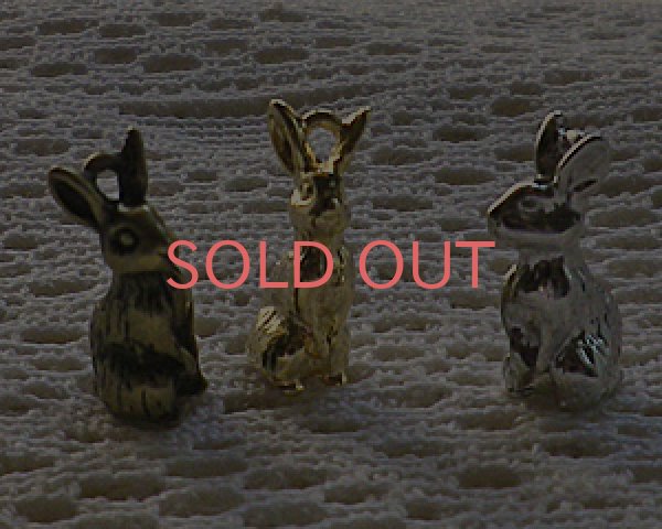 画像3: メタルチャーム/お座りうさぎ/金古美(1個) (3)