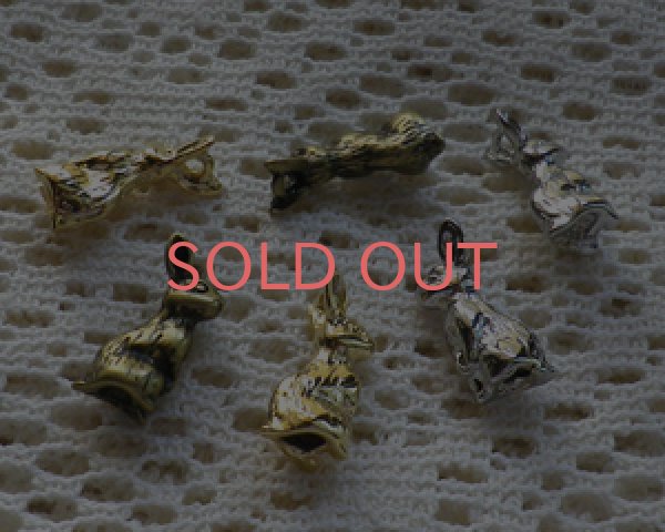 画像2: メタルチャーム/お座りうさぎ/金古美(1個) (2)