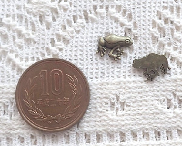 画像2: メタルパーツ/カエルA/金古美(4個) (2)