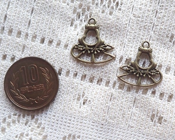 画像2: メタルチャーム/透かしカエル/金古美(2個) (2)