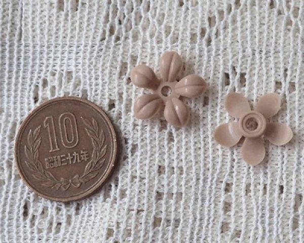 画像2: ヴィンテージ/ドイツ/プラスチック/フラワーF/ミルクティ(4個) (2)
