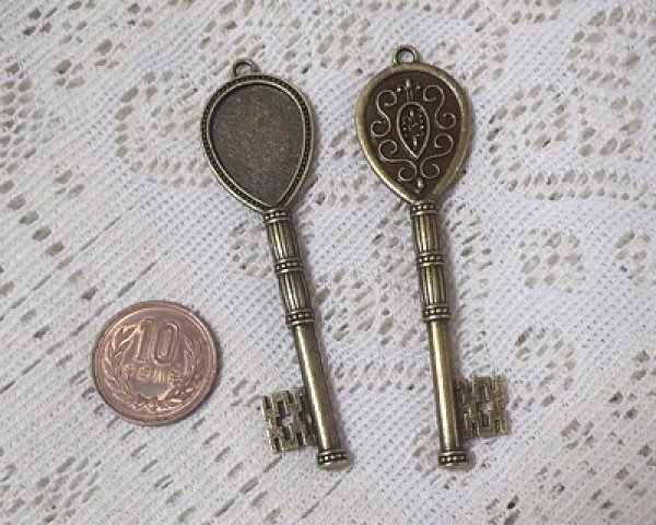 画像2: セッティング/メタル/鍵型F/金古美(1個) (2)