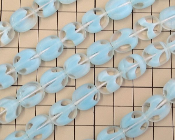 画像2: チェコガラスビーズ/ウィンドウオーバル/クリア×ベビーブルー(2個) (2)