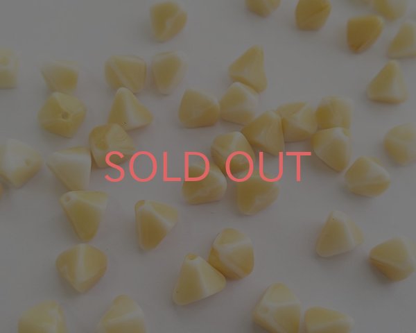 画像1: ヴィンテージ/ドイツ/ガラス/トライアングル/ミルクティホワイト/約8×7mm(4個) (1)