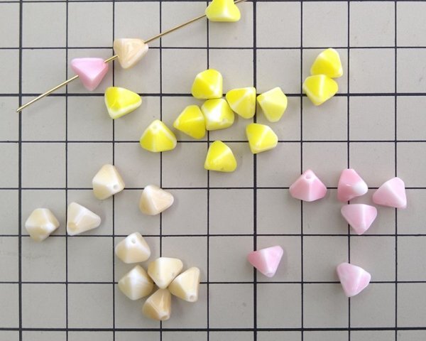 画像2: ヴィンテージ/ドイツ/ガラス/トライアングル/ミルクティホワイト/約8×7mm(4個) (2)