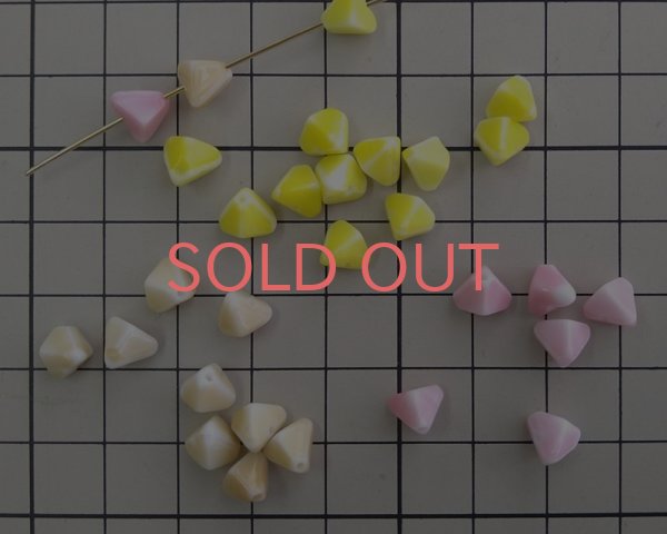 画像2: ヴィンテージ/ドイツ/ガラス/トライアングル/ミルクティホワイト/約8×7mm(4個) (2)