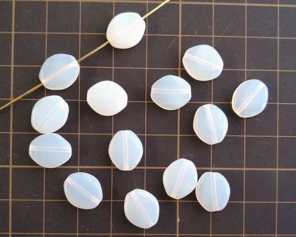 画像2: チェコガラスビーズ/フラットオーバル/ミルキーホワイト/約12×10mm(6個) (2)