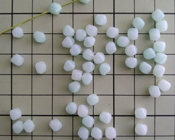 画像4: チェコガラスビーズ/バイコン/ミントホワイトミックス/6mm(10個) (4)