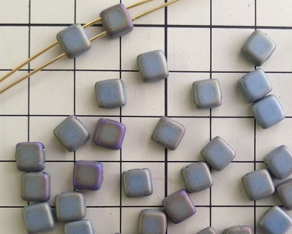 画像2: チェコガラスビーズ/2ホールタイル/マットグレーオーロラミックス(10個） (2)