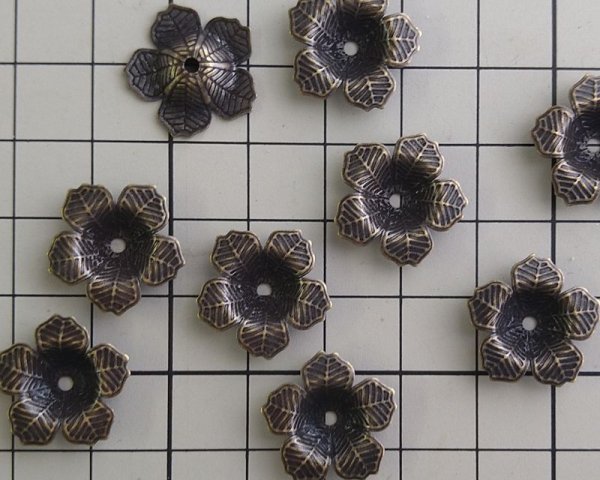 画像2: ブラスフラワーパーツ/日本製/金古美/17mm(1個) (2)