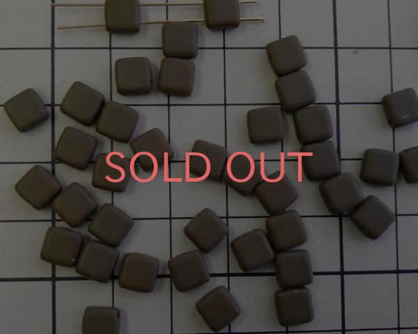 画像2: チェコガラスビーズ/2ホールタイル/マットカーキブラウン(10個) (2)