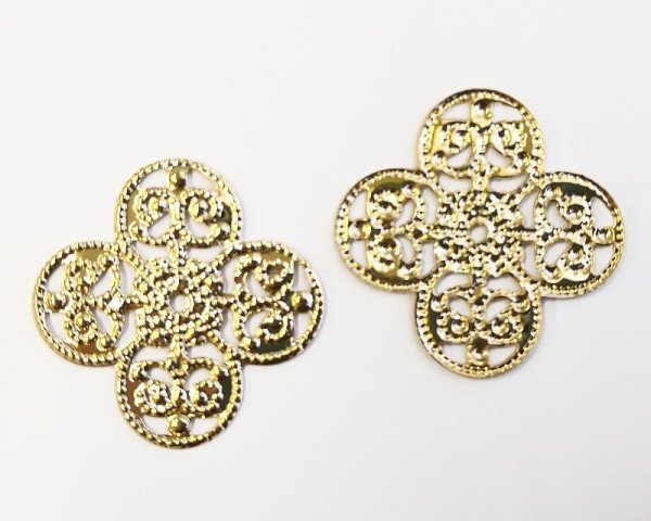 画像2: デッドストック/鉄製透かしパーツ/デコラティブクローバー/ゴールドメッキ/約30mm(2枚） (2)
