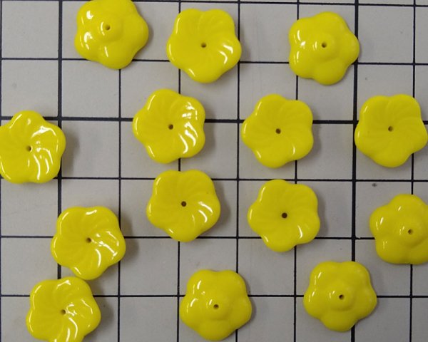 画像3: チェコガラスビーズ/イエローフラワー/約12mm(6個) (3)