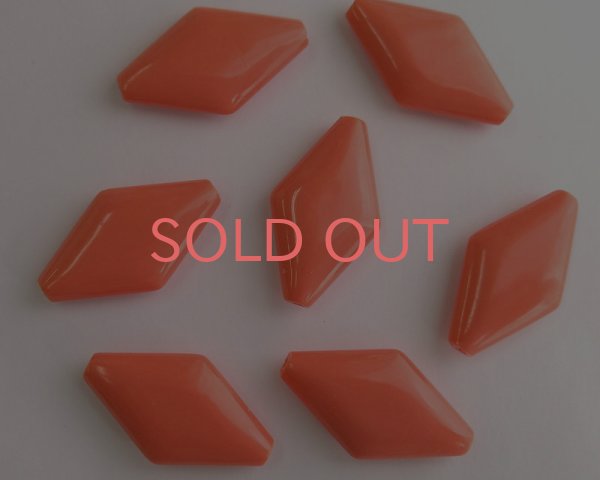 画像1: ヴィンテージ/ドイツ/プラスチック/ラージフラットダイヤモンド/コーラル（1個） (1)