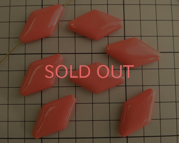 画像2: ヴィンテージ/ドイツ/プラスチック/ラージフラットダイヤモンド/コーラル（1個） (2)