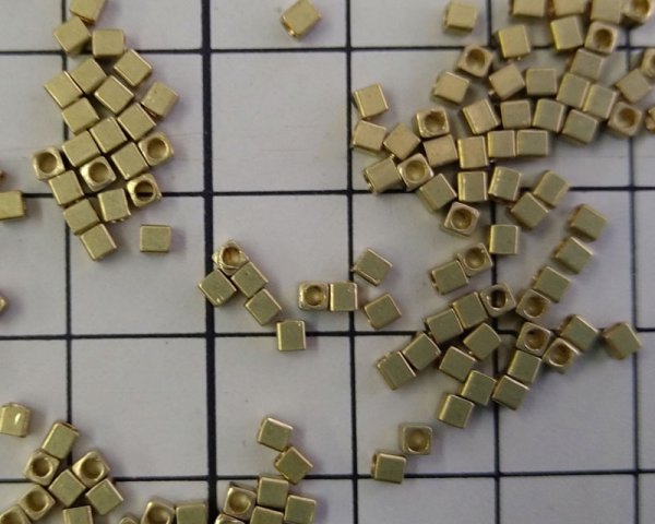 画像2: メッキなし真鍮/ビーズ/キューブ/約2mm(10個) (2)
