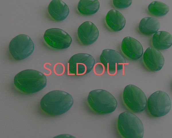 画像1: チェコガラスビーズ/フラットオーバル/ミルキーグリーン/約10×8mm(4個) (1)