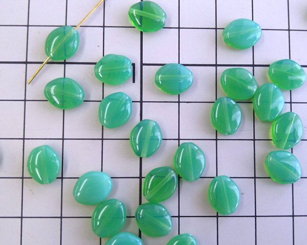 画像2: チェコガラスビーズ/フラットオーバル/ミルキーグリーン/約10×8mm(4個) (2)