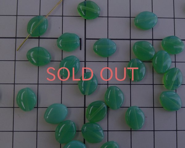 画像2: チェコガラスビーズ/フラットオーバル/ミルキーグリーン/約10×8mm(4個) (2)