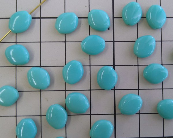 画像2: チェコガラスビーズ/フラットオーバル/オペークターコイズ/約10×8mm(2個) (2)