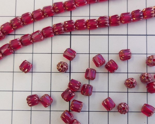 画像2: チェコガラスビーズ/アンティークスタイルオクタゴナル/シャムレッド/約6×5mm(10個) (2)