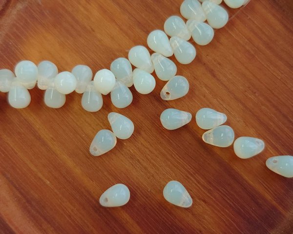 画像1: チェコガラスビーズ/ドロップ/イエローオパールミックス/約4×6mm(24個) (1)