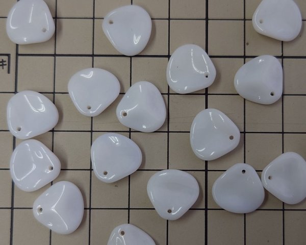 画像2: チェコガラスビーズ/ローズペタル/ホワイトアラバスター/約13mm(2個) (2)