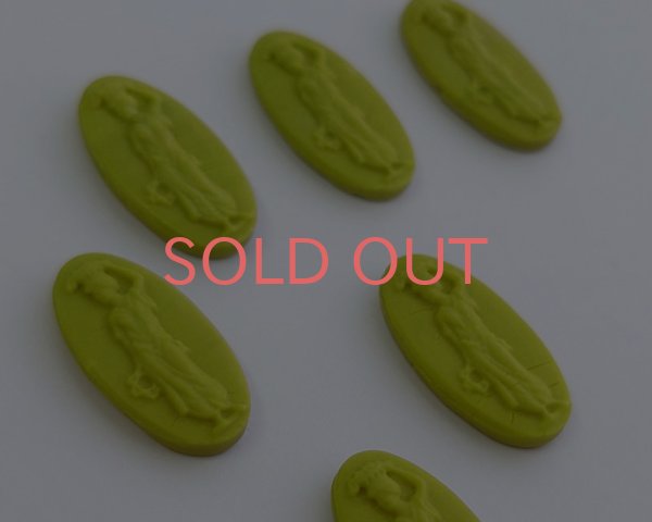 画像2: ns330/ヴィンテージ/ドイツ/ガラスカメオ/花輪を持つ女神/ピスタチオマーブル/約20×10mm(1個） (2)