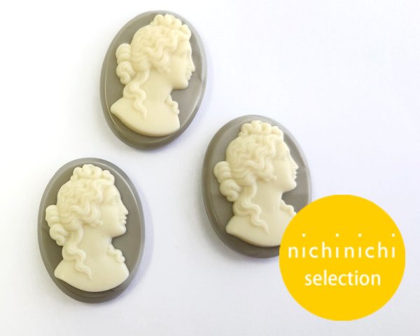 画像1: ns342/ヴィンテージ/ドイツ/ガラスカメオ/グレー×アイボリー/約40×30mm(1個） (1)