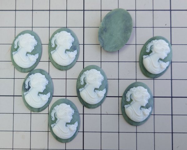 画像4: ns343/ヴィンテージ/ドイツ/プラスチックカメオ/レディ（ネックレス）/ミルキーモスグリーン/約25×18mm/(1個) (4)