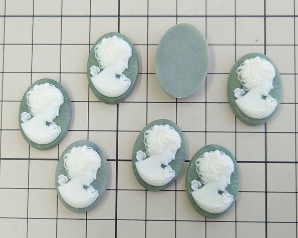 画像4: ns345/ヴィンテージ/ドイツ/プラスチックカメオ/レディ（リボン&フラワー）/ミルキーモスグリーン/約25×18mm/(1個) (4)