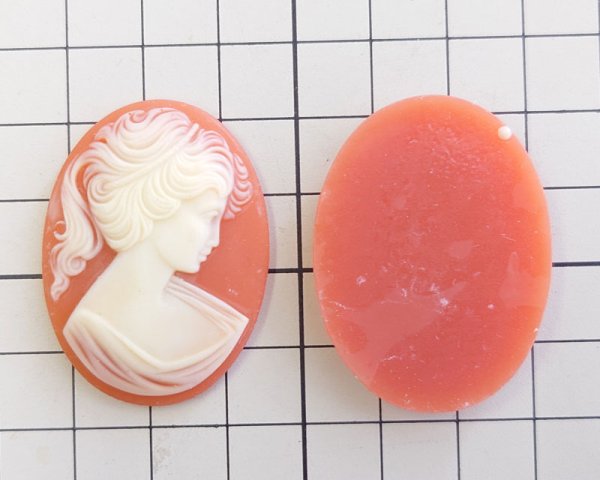 画像2: ns341/ヴィンテージ/ドイツ/プラスチックカメオ/カーネリアンオレンジ×クリーム/約40×30mm/(1個) (2)