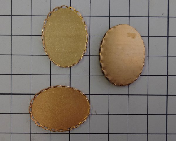 画像2: ブラス皿/30×22mm/レースオーバル(1個) (2)