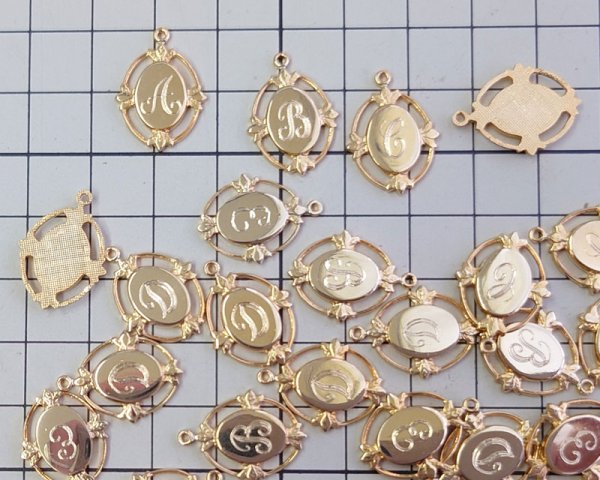 画像3: ヴィンテージ/USA/メタル/モノグラムチャーム/ゴールド(P/S/W)（1個） (3)